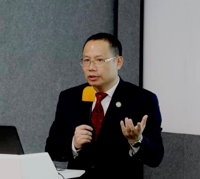 袁森庚,我国著名税务律师,原国家税务总局干部学院教授,长期从事税法学的教学和科研工作。曾办理过最高人民法院等各级法院审理的全国涉税刑事、行政案件近200件。