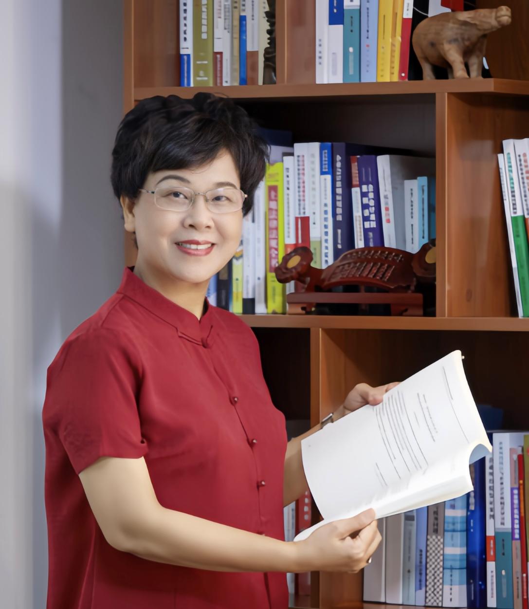 吴榕,资深税务专家,拥有注册税务师、高级会计师/高级财务管理师、国际税务咨询师等多项专业资质。在财税领域深耕40余年,是多家大型直播基地/MCN机构税务顾问,在业内颇具影响力。