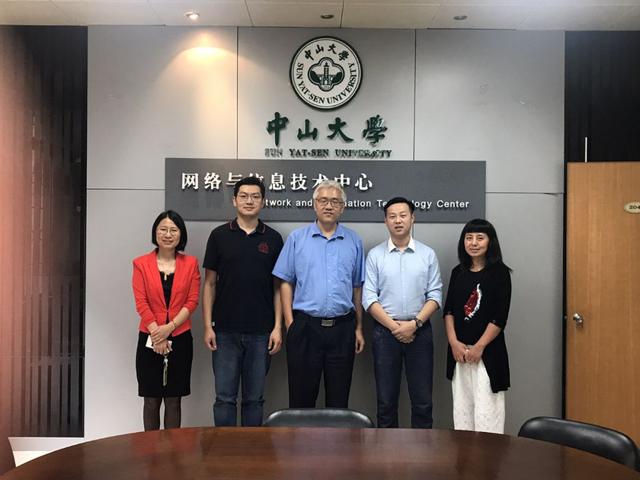 考试星CEO陈沧（左二）与中山大学信息化老师合影